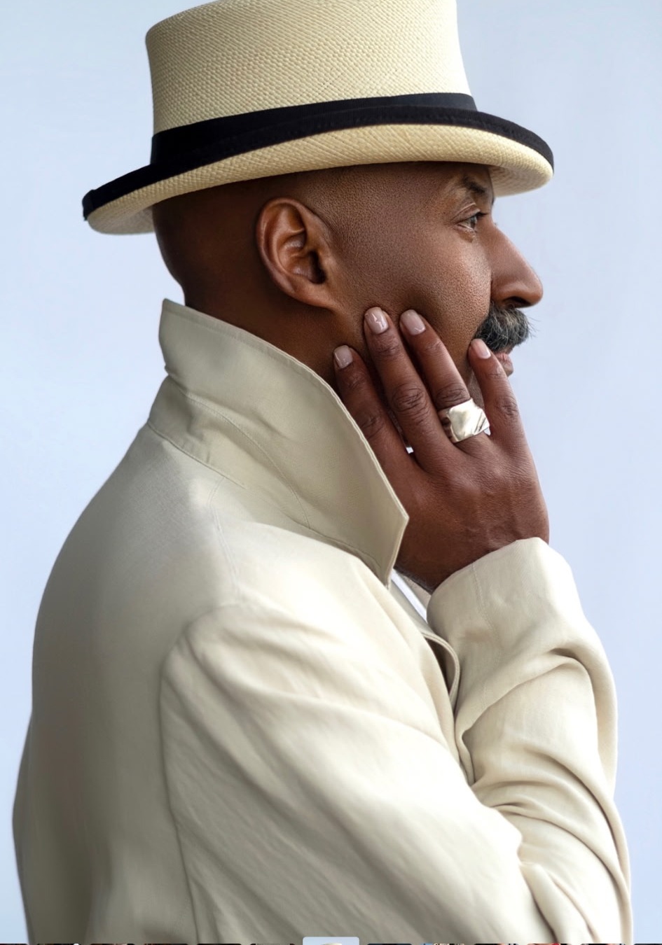 Cream summer jacket with a straw fedora